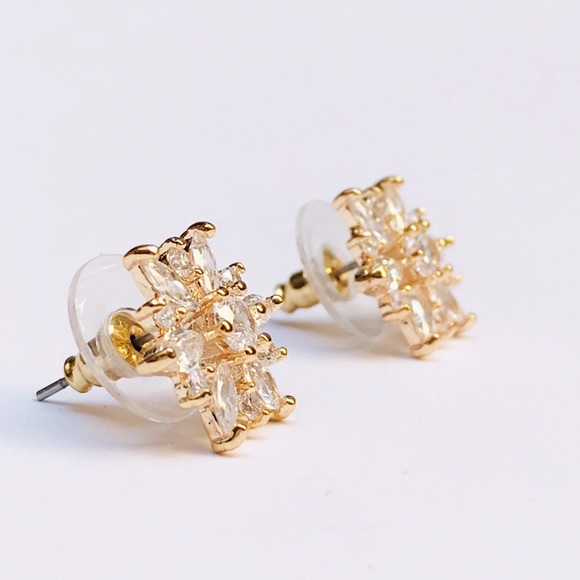 Flower/star/snowflake cubic zirconia earrings - Picture 5 of 8